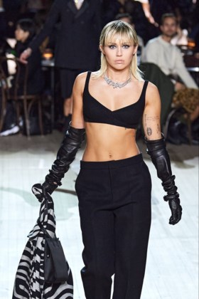 Ontwerper wordt beautyvlogger: Marc Jacobs geeft make-uptips