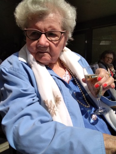 Toch een glaasje cava in het woonzorgcentrum: Jeanne viert 106de verjaardag