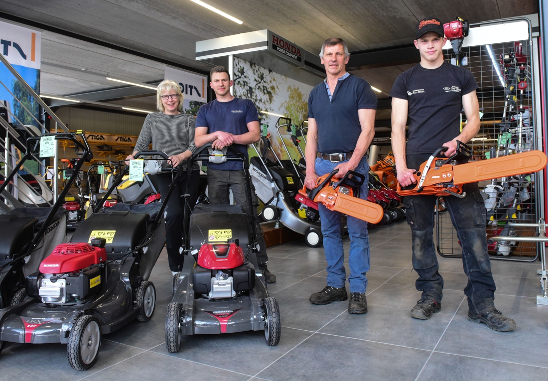 Eindelijk eerste klanten in showroom van tuinmachines Oris Wuyts