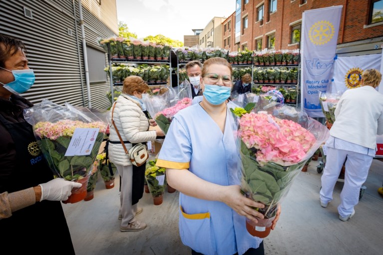 Rotaryclubs doen meer dan 3.000 coronahelden bloemetje cadeau