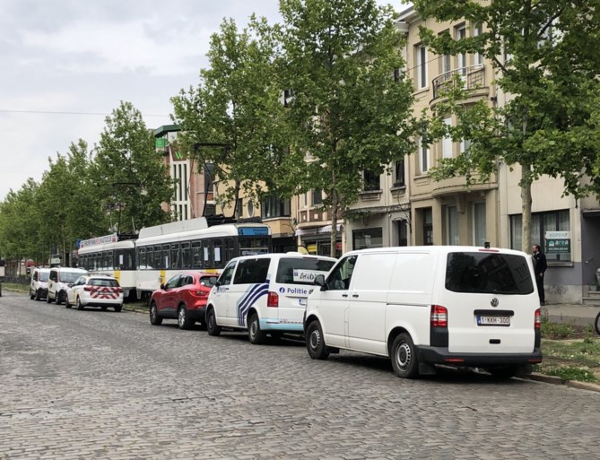 83-jarige komt tussen tram en perron terecht en wordt meters meegesleurd: slachtoffer overleden