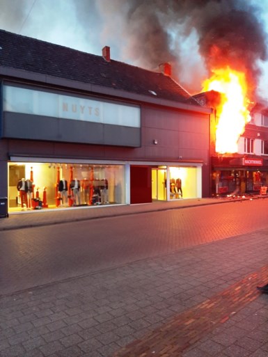 Appartement boven nachtwinkel brandt volledig uit