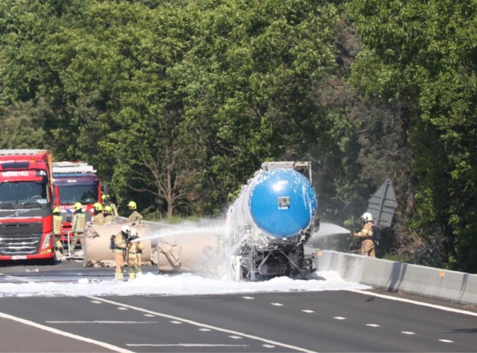 E34 dicht in beide richtingen ter hoogte van Mol-Postel na ongeval met brandende vrachtwagen