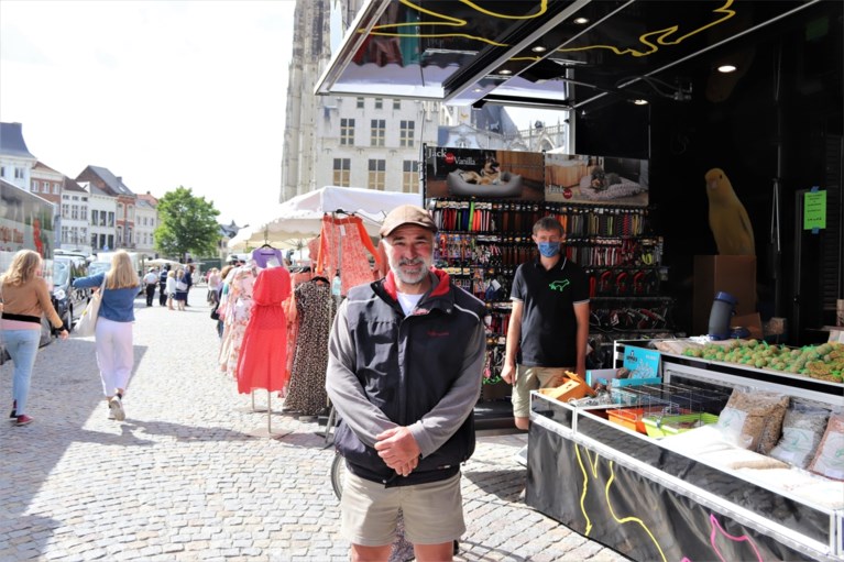 Eerste zaterdagmarkt na lockdown: wissel tussen kramen gaat vlot, marktkramers matig tevreden