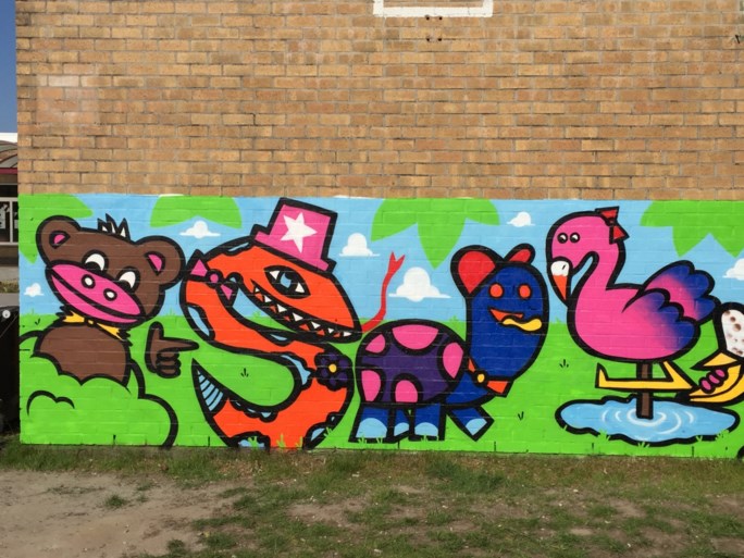 Schoolmuur Regina Pacis 2 vol graffiti: alternatief cadeau voor einde schooljaar