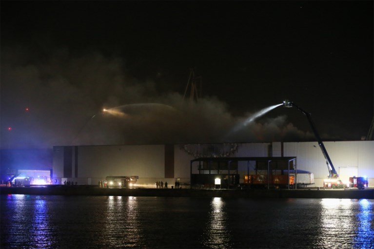 Loodsbrand in Antwerpse haven onder controle: geurhinder nog steeds mogelijk