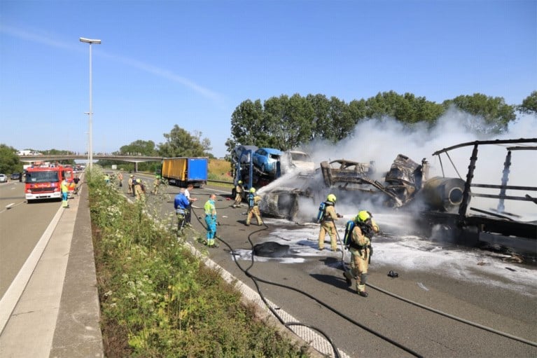 Twee doden bij serie van zware ongevallen op de E17: autotransport in lichterlaaie
