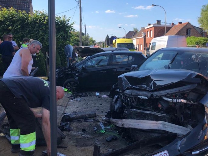 Ongeval met drie auto’s en veel schade aan Pulsesteenweg