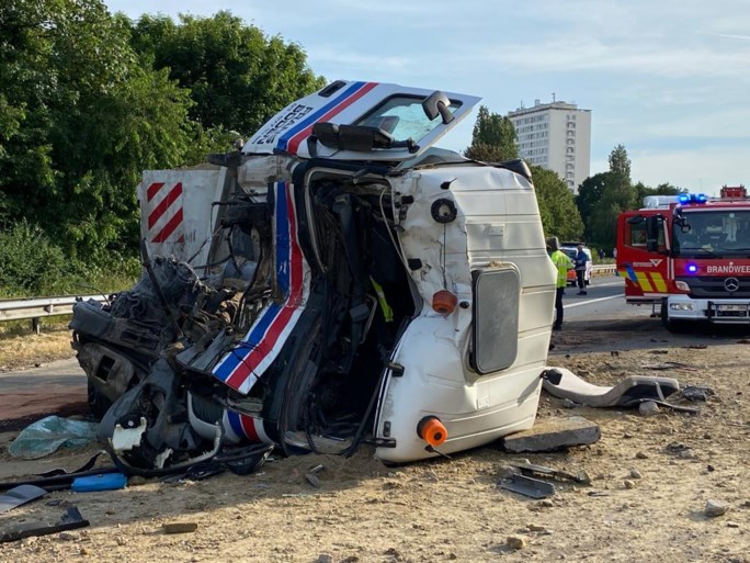 Bevrijdingstunnel richting Antwerpen volledig versperd na ongeval met vrachtwagens