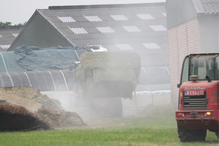 Hooi vat vuur in loods: brandweer krijgt hulp van boeren tijdens bluswerken