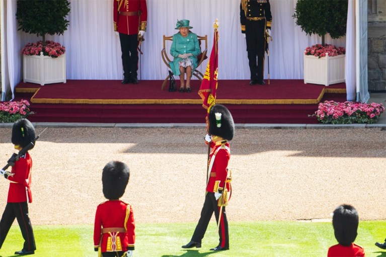 De Queen vertoont zich weer in het openbaar op uitgesteld verjaardagsfeestje