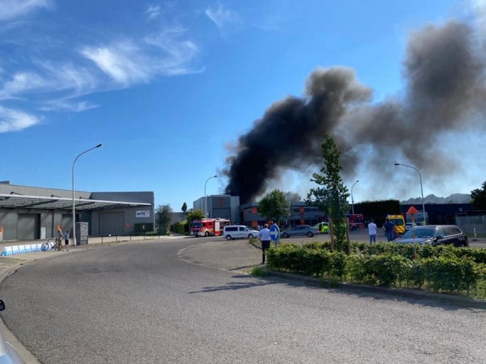 Grote brand op bedrijventerrein in Wijnegem is onder controle: één lichtgewonde