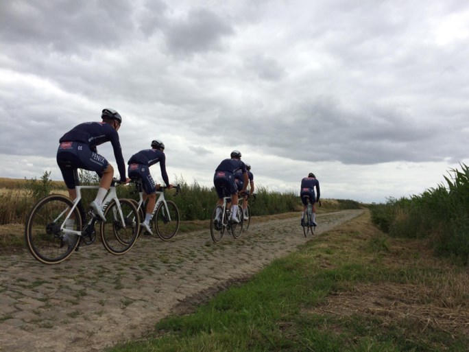 Mathieu van der Poel dokkert eerste keer over de kasseien van Parijs-Roubaix: “Zijn commentaar was dat het snel gaat”