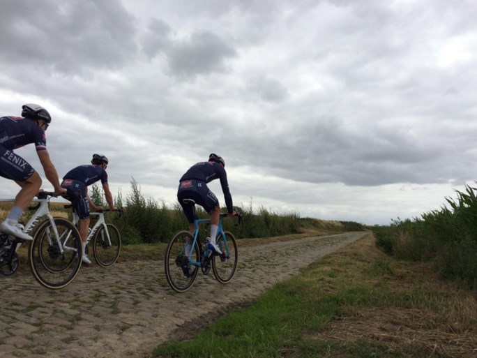 Mathieu van der Poel dokkert eerste keer over de kasseien van Parijs-Roubaix: “Zijn commentaar was dat het snel gaat”