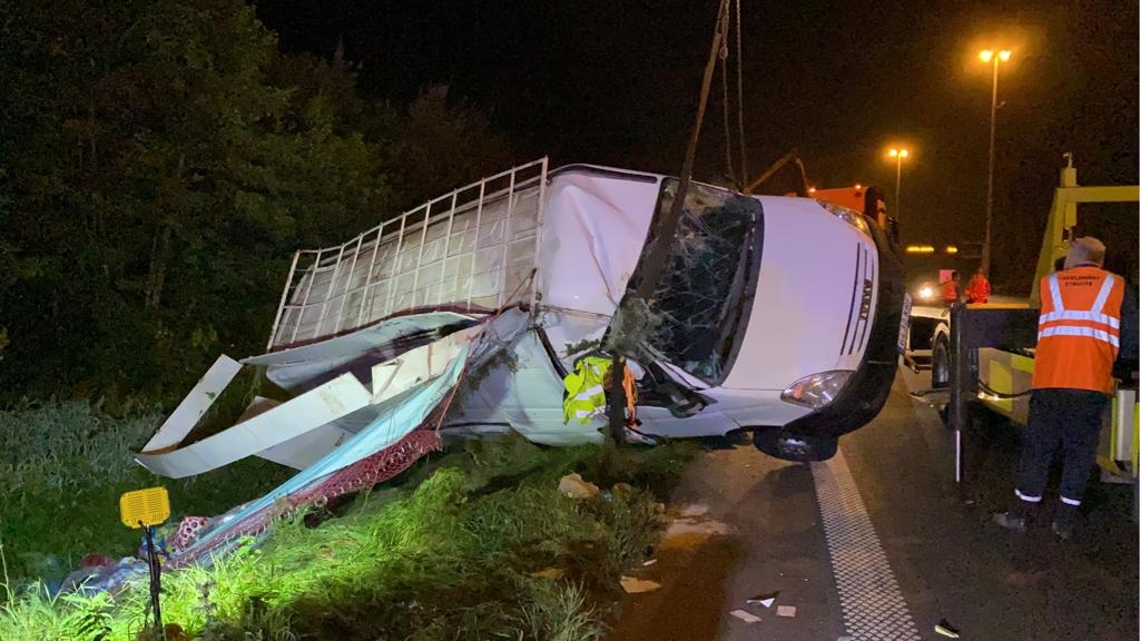 Van full of travel bags ends up next to E313 in Ranst (Ranst)