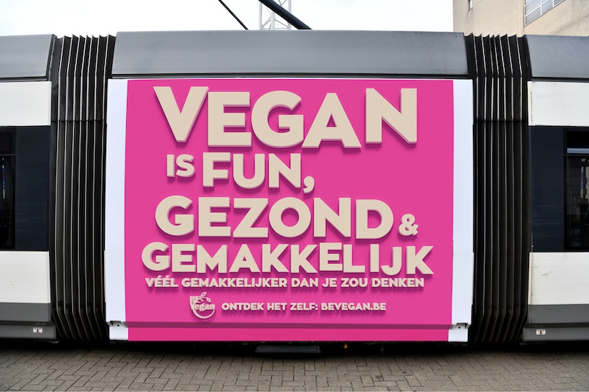 Opvallende affiches op Antwerpse trams promoten veganisme: “Vegan is fun, goedkoop en veelzijdig”