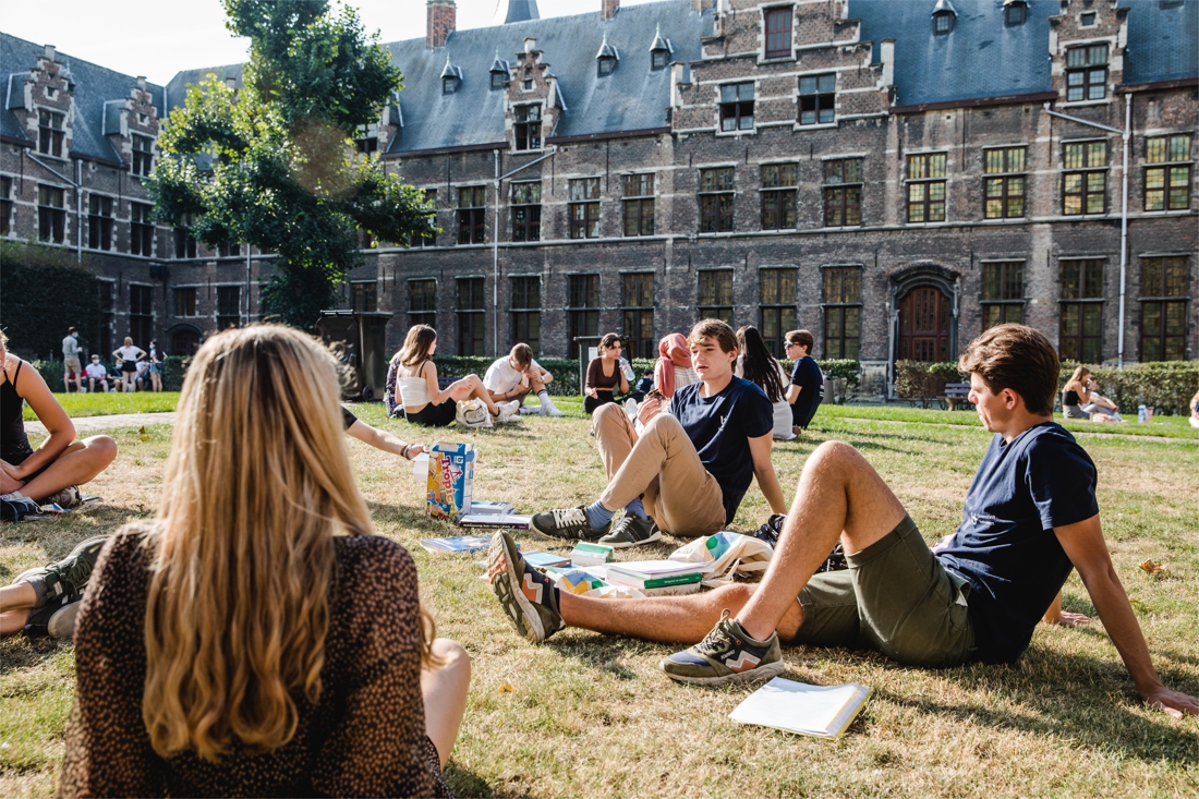 Universiteiten Antwerpen en Gent starten het academiejaar in code oranje