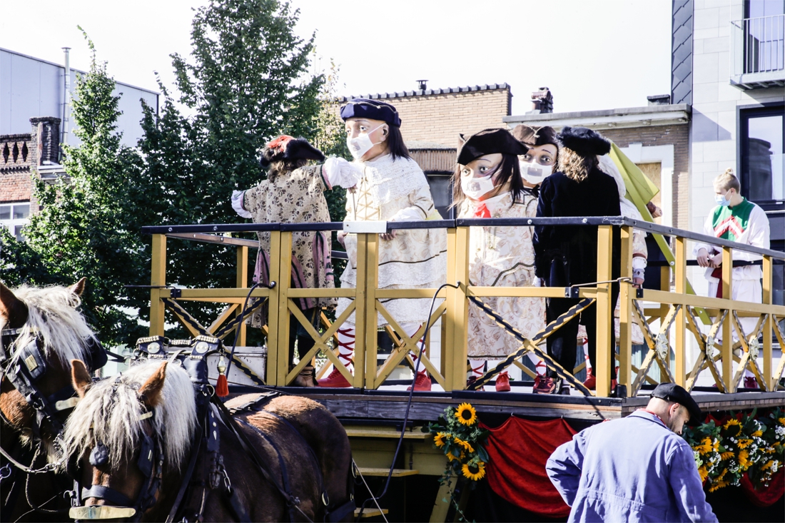 Coronaproof Giant Parade travels with horse and cart all weekend … (Borgerhout)