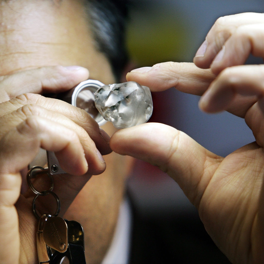 After years of bickering: diamond dealers can re-bank …