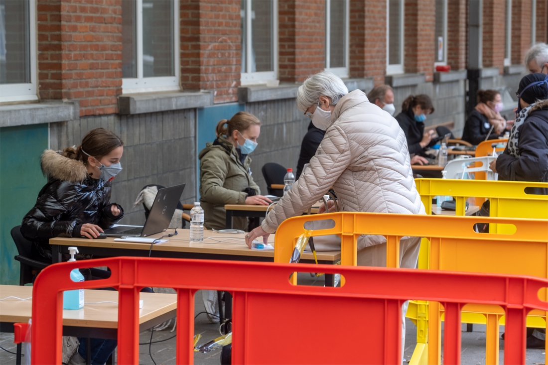 ‘Vaccination street’ in Berchem: nursing students vaccinate … (Berchem)