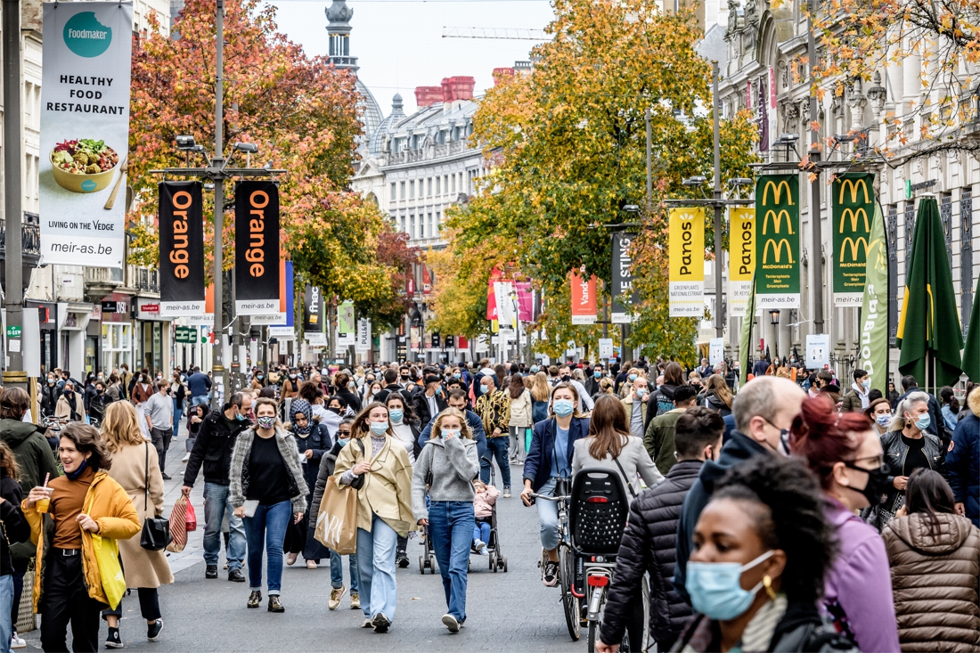 Meir access in three places with narrow gates for shopping … (Antwerp)