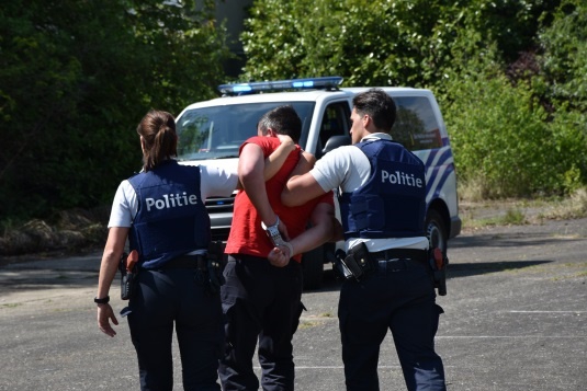 Verdomme die jongen moet verschoten zijn smeerlappen Twee verdachten van diefstal met geweld opgepakt in Edegem.