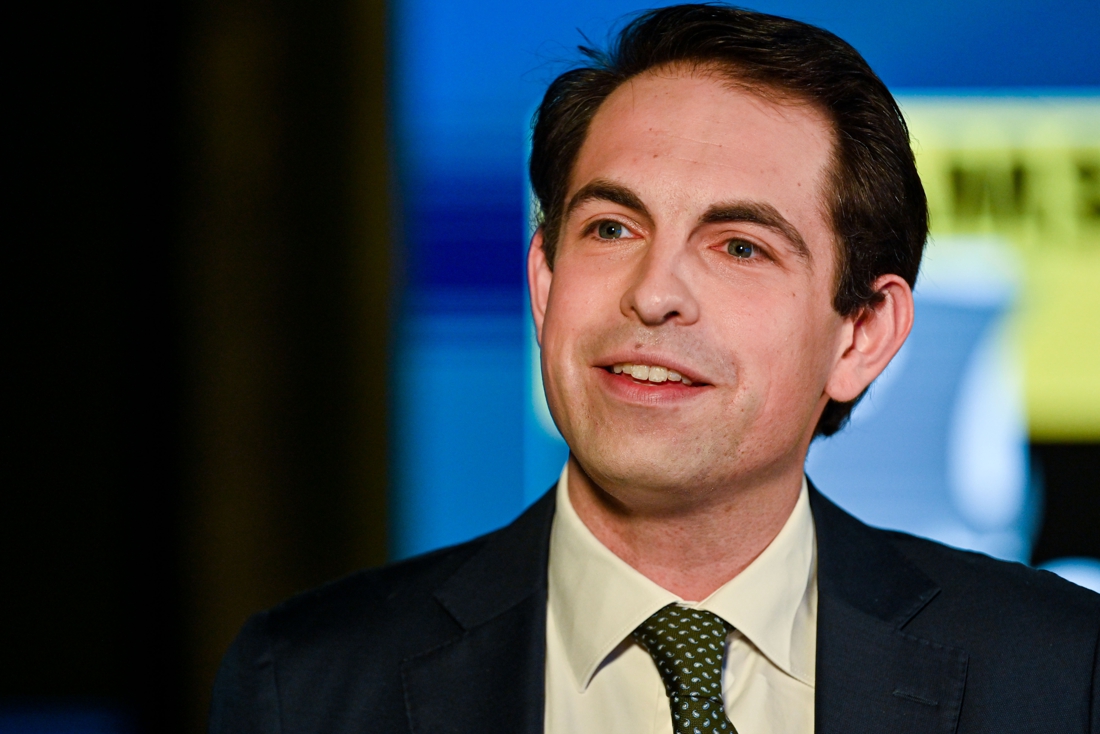 Tom Van Grieken haalt busje pepperspray boven in VTM-studio - Gazet van Antwerpen