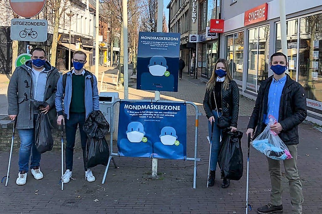 Vlaams Belang Jongeren slaan vieze mondmaskers aan de haak ...
