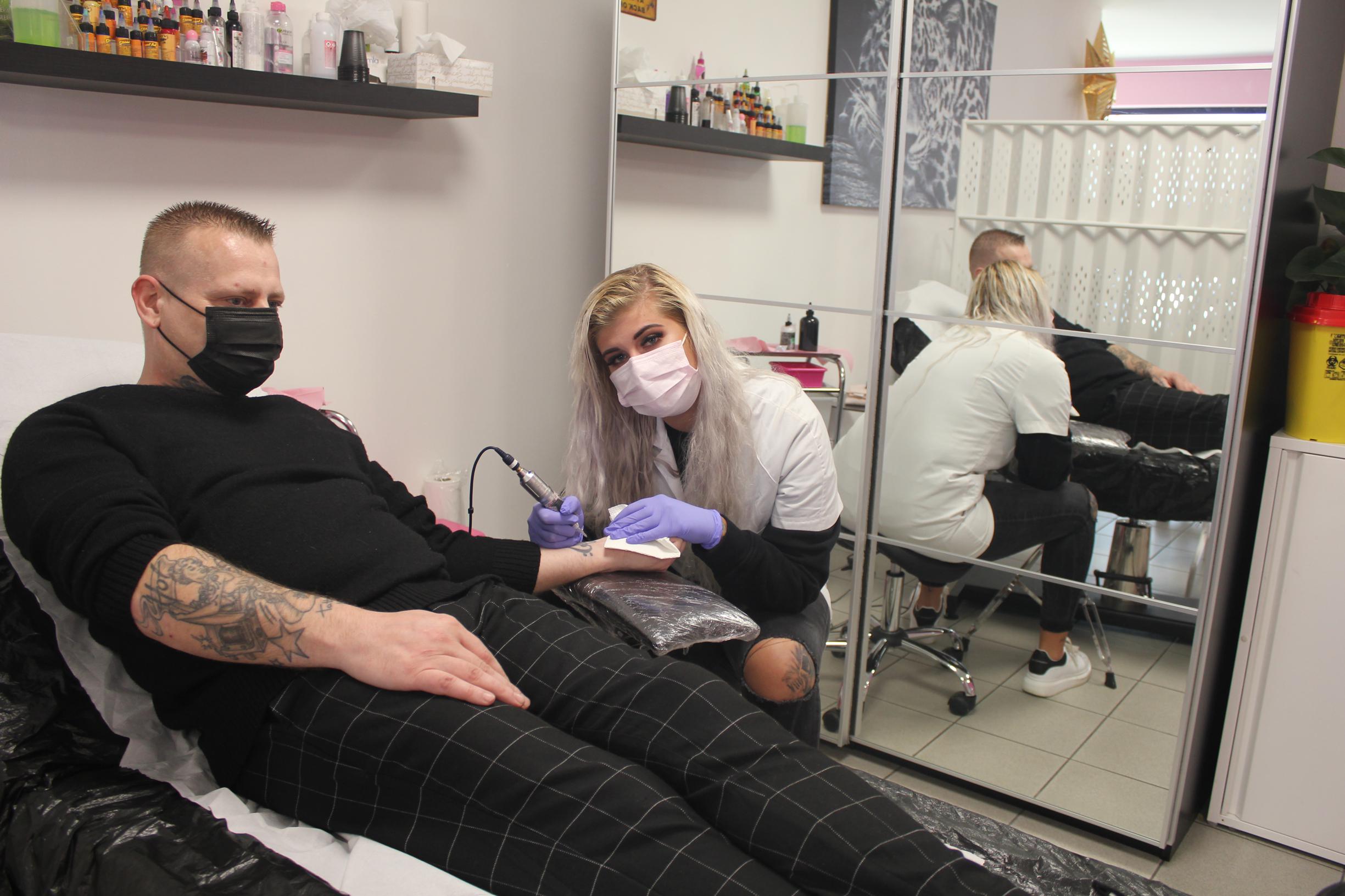 cristiandad caravana violencia Pas geopend en verplicht weer dicht, tatoeëerder kon maar niet begrijpen  waarom: “Tattoos zijn niet zomaar een luxezaak” (Temse) | Gazet van  Antwerpen Mobile