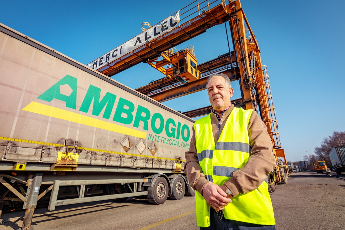 Transportbedrijf wuift kraanmachinist met 40 jaar dienst Allel (65) uit met groot spandoek