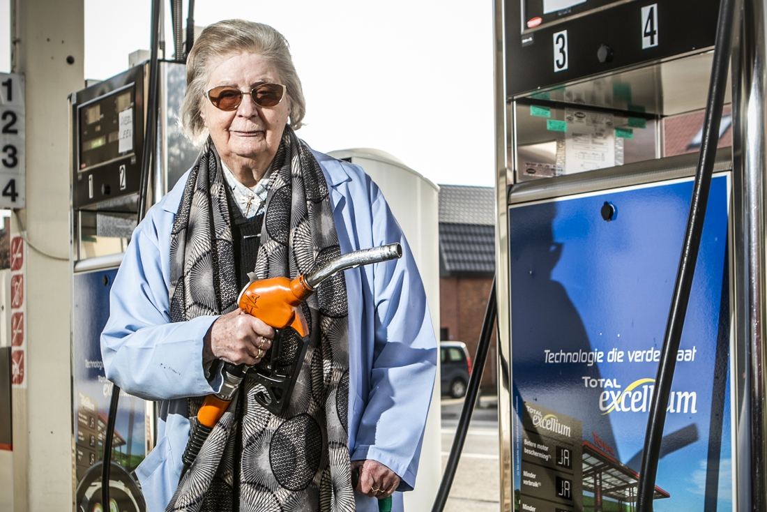 “Oudste pompbediende van Europa” Maria (88) hangt na 64 jaar pistool aan de haak