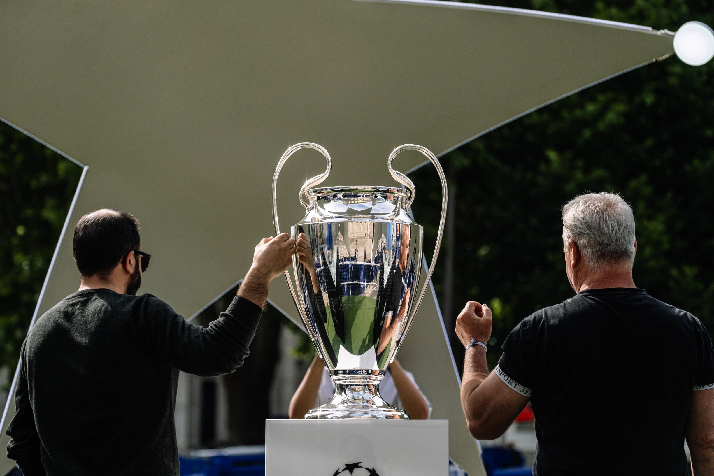 geschenk aankleden Versnel UEFA verdient jaarlijks 2,32 miljard euro aan tv-rechten en sponsoring Champions  League | Gazet van Antwerpen Mobile