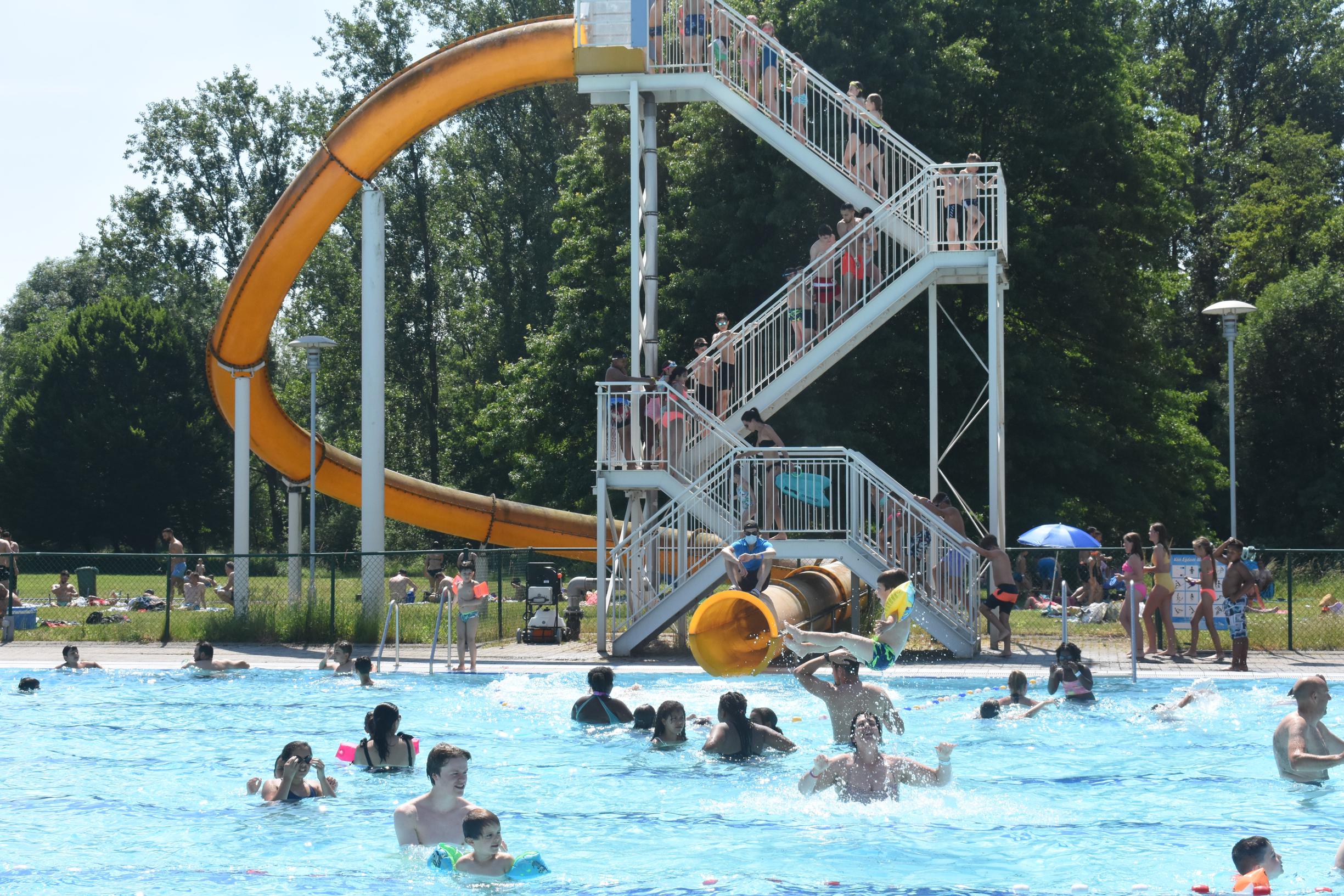 onderwerpen Uitsluiten Koor Zomerweer lokt veel volk naar openluchtzwembad Vita Den Uyt (Mol) | Gazet  van Antwerpen Mobile