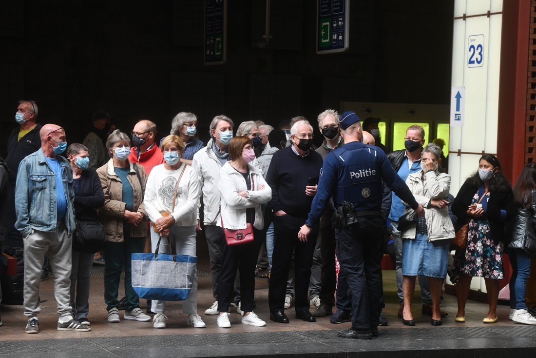 Mythical Orient Express detours through crowds of fans in Antwerp… (Antwerp)