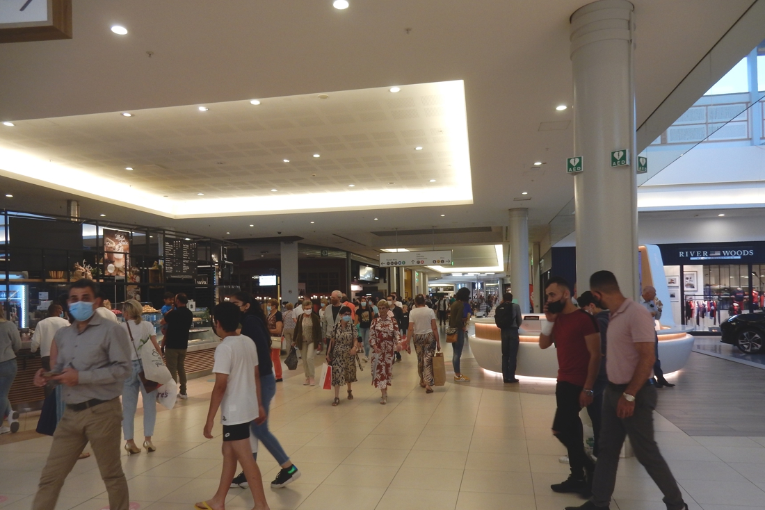 Shoppers schuilen voor regenweer (Sint-Niklaas) - Gazet ...