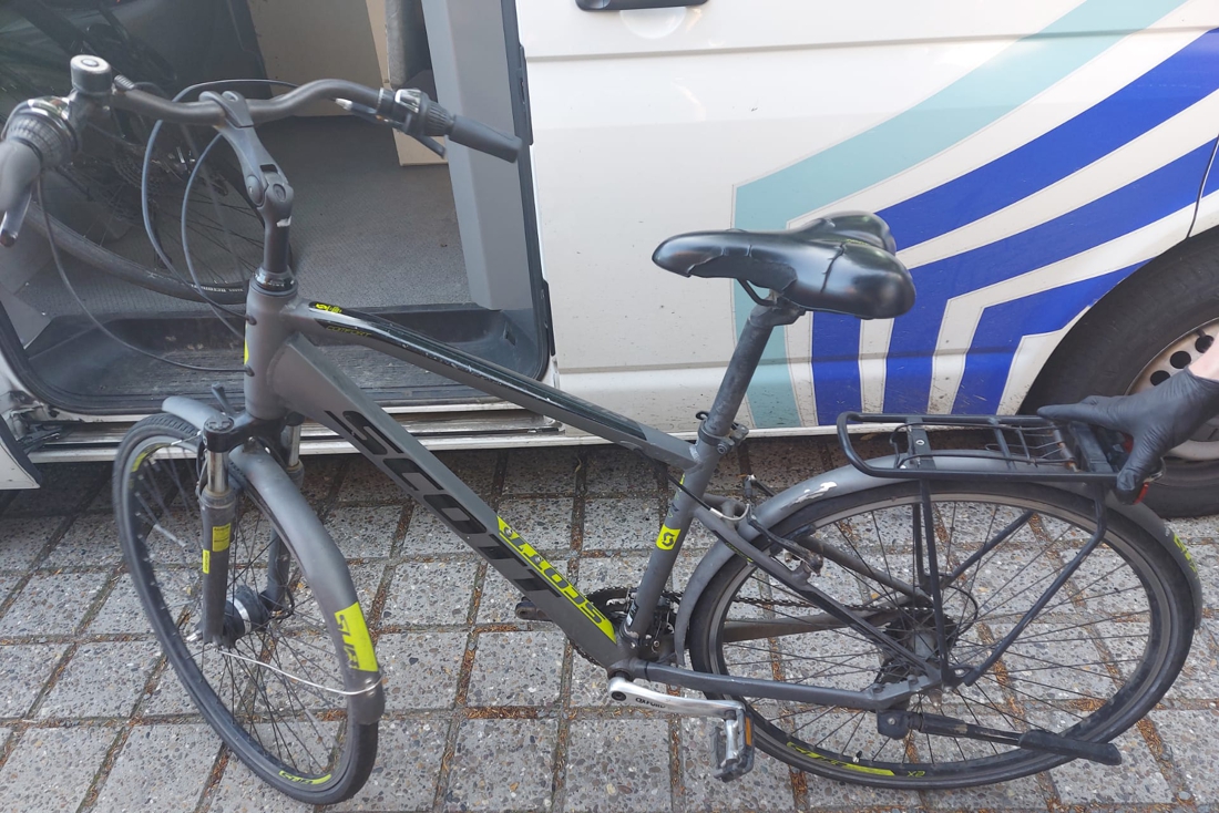 #Essen - Jongeren slaan op de vlucht voor politie en laten vermoedelijk gestolen fietsen achter.
