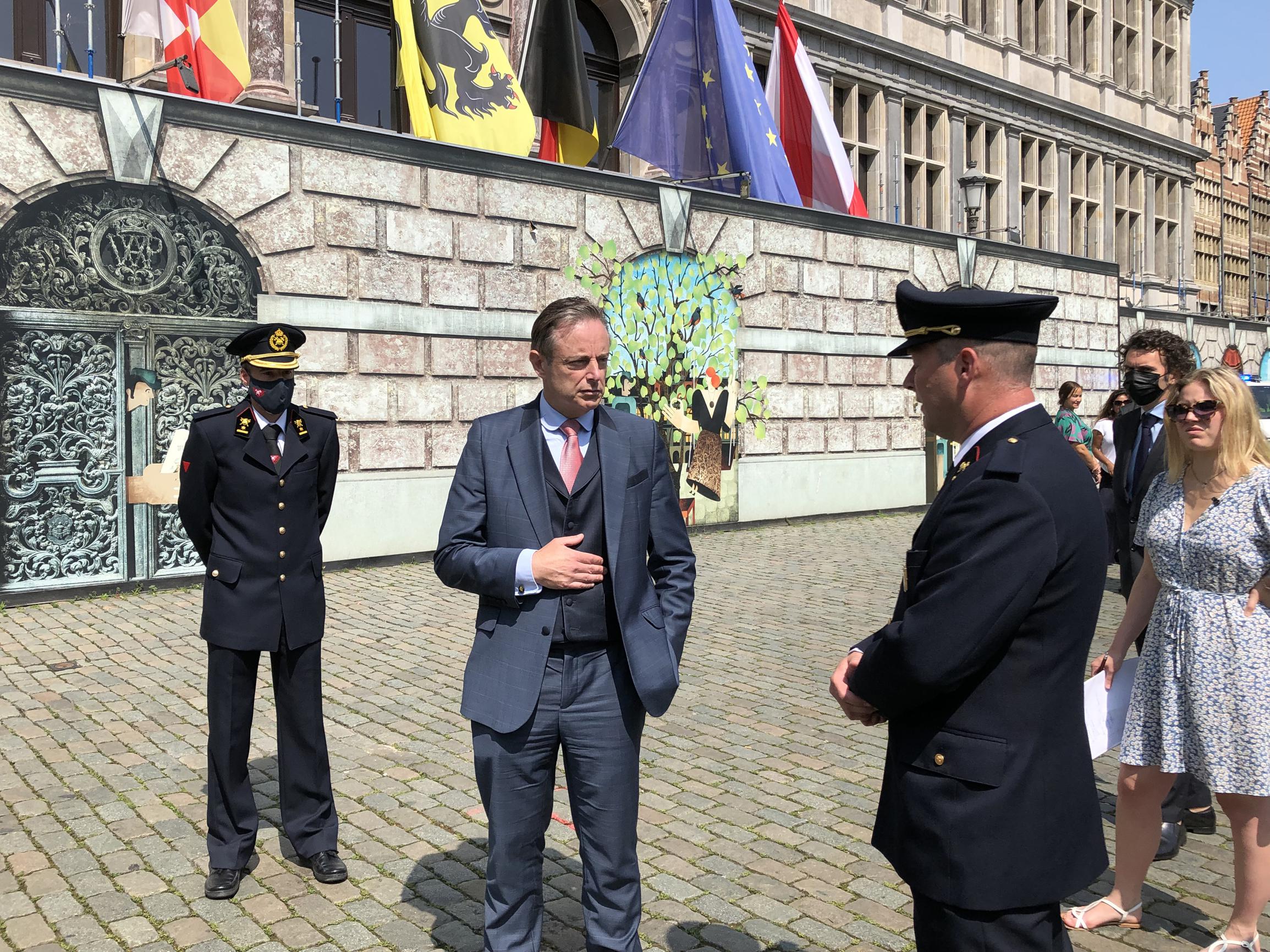 Bart De Wever Brengt Hulde Aan Helpende Handen Tijdens Coron Antwerpen Gazet Van Antwerpen Mobile