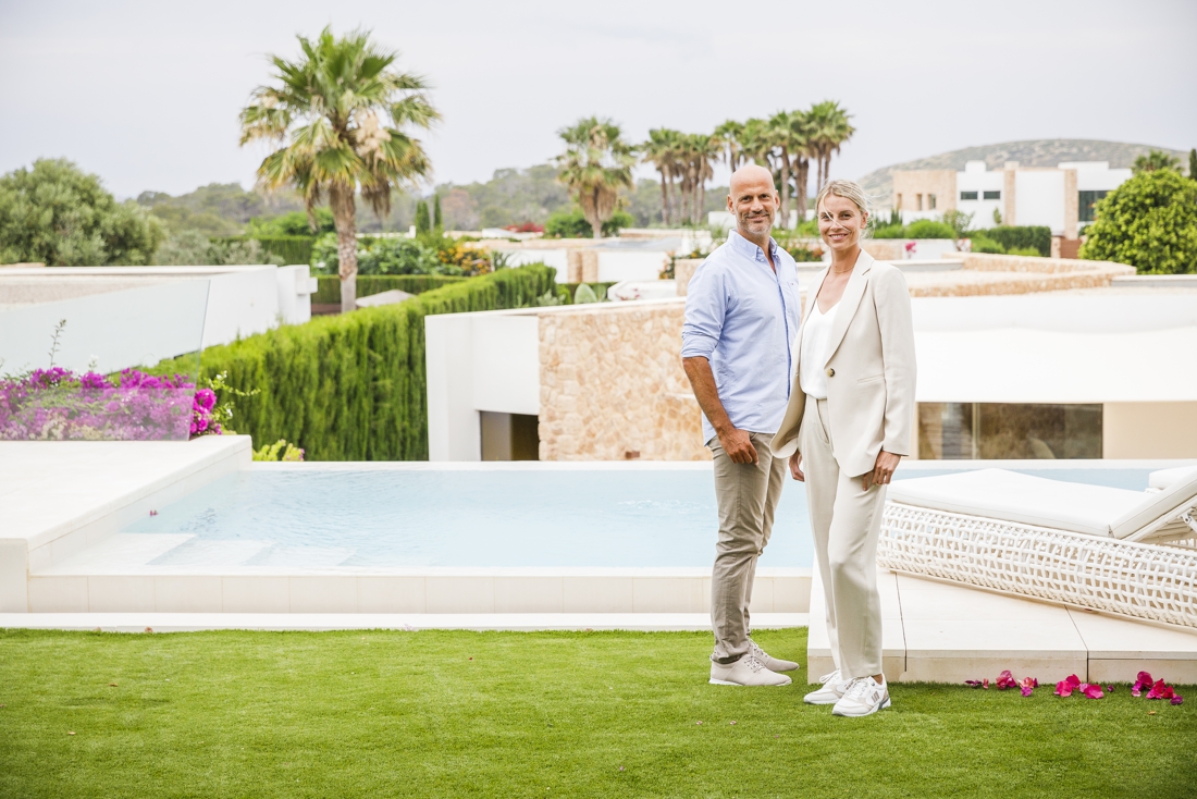 Carl Vorsselmans en Freyke Van Looveren brengen miljoenenvilla’s aan de man op Ibiza: “Een woning op Ibiza is een statussymbool geworden”