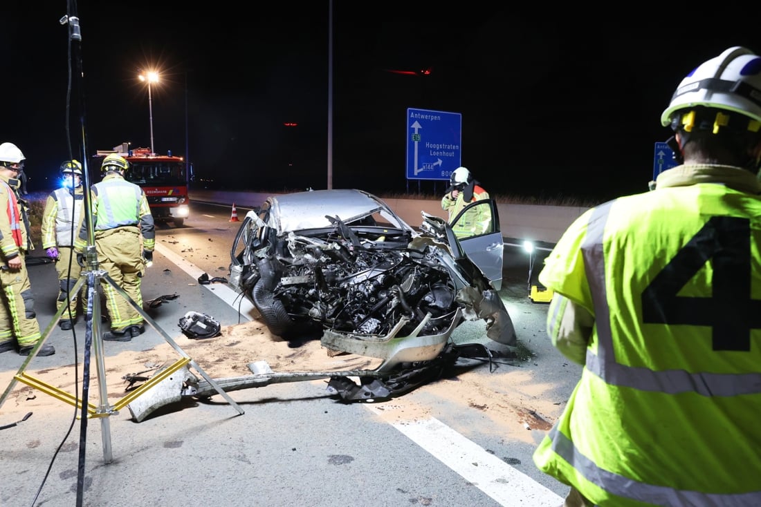 Auto boort zich achteraan in vrachtwagen