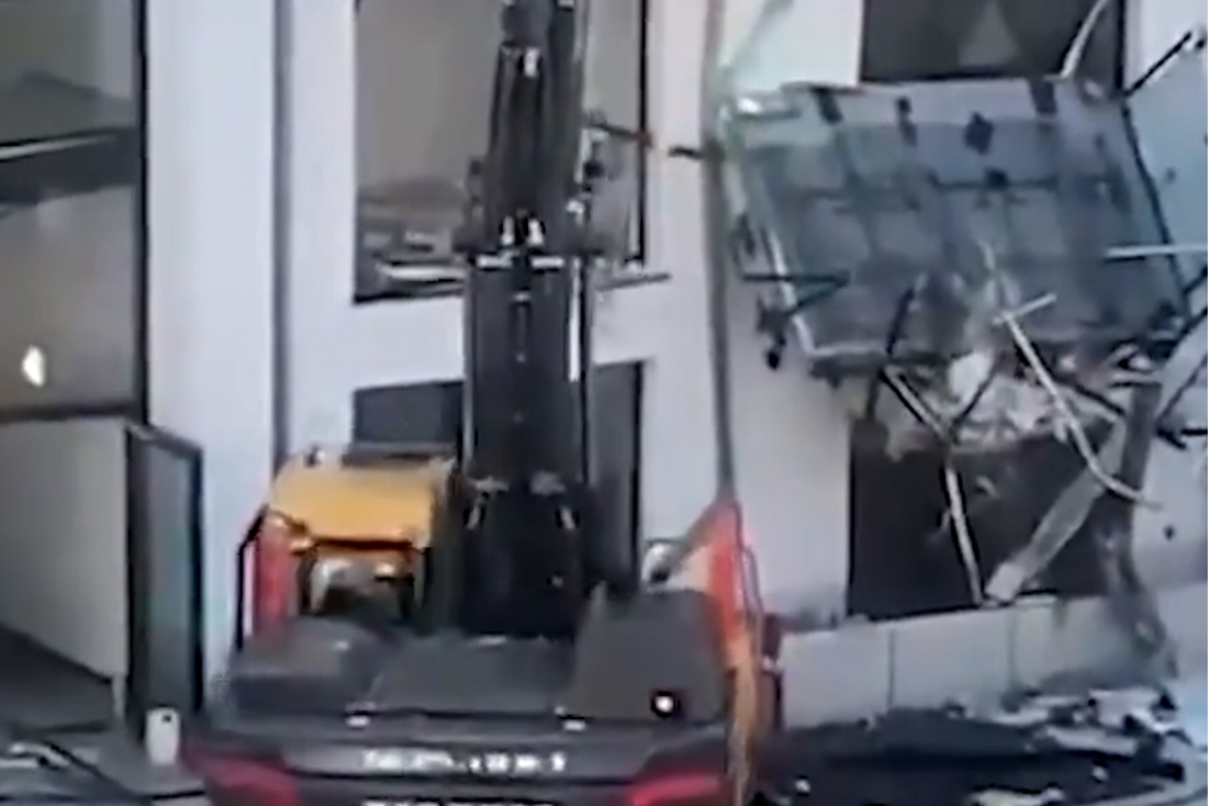 Aannemer vernielt flatgebouw met graafmachine... omdat hij ...