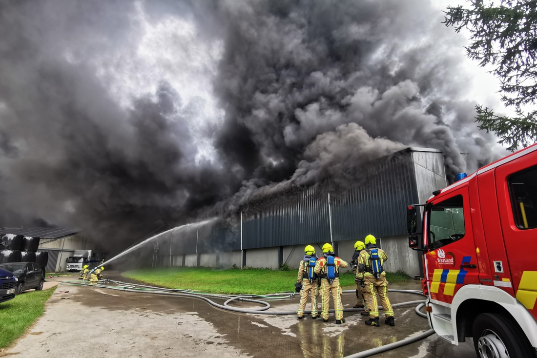 Zware brand in kippenbedrijf: duizenden kippen allicht in vlammen gebleven