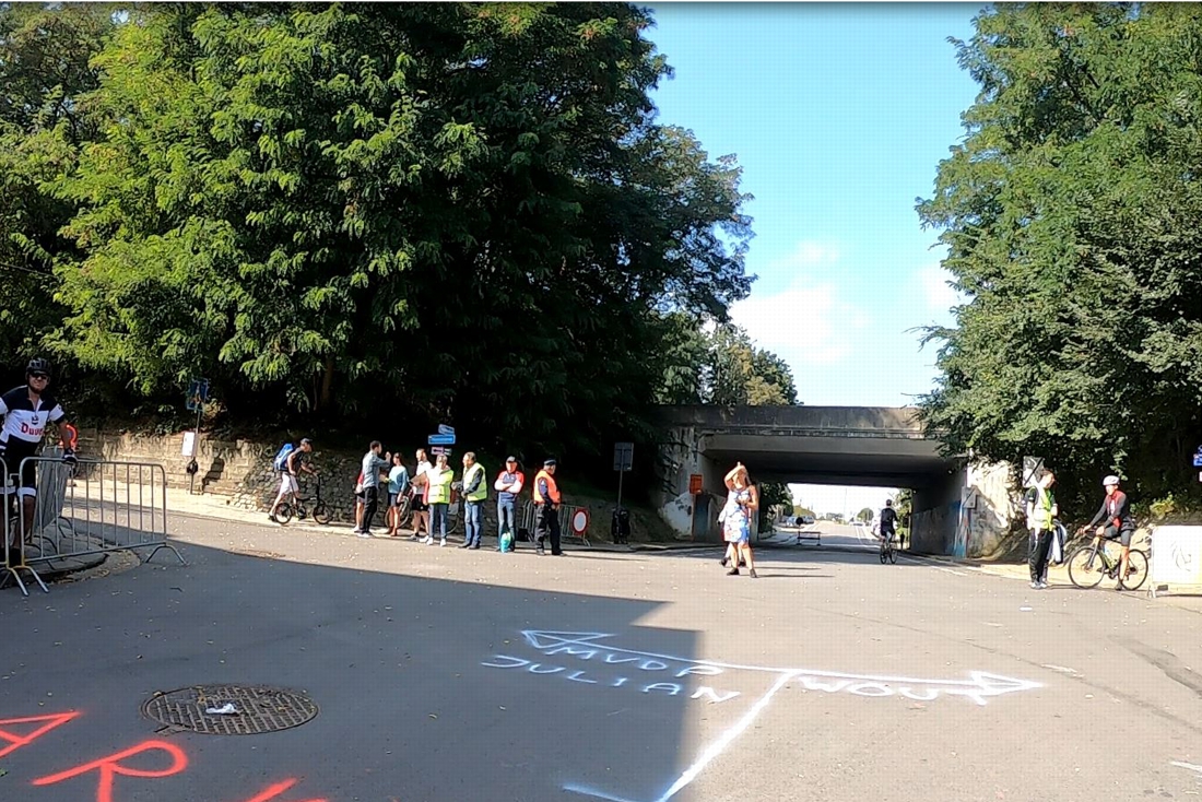 Belgische fans sturen Van der Poel en Alaphilippe verkeerde kant op, en passen meteen zebrapad aan op WK-parcours