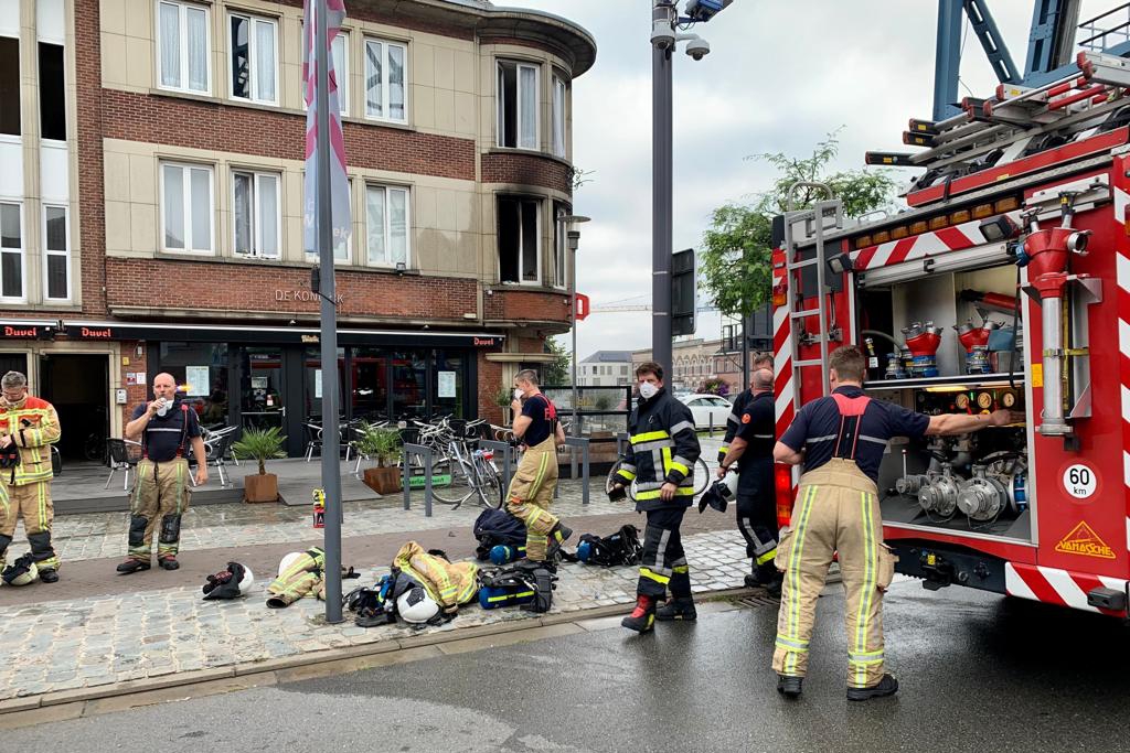 Slapende bewoonster geraakt tijdig uit brandend appartement