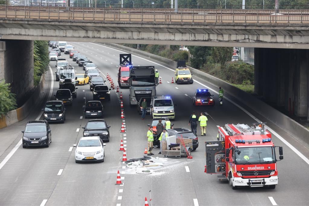 Drie rijstroken dicht op Antwerpse Ring door verlies van bouwmateriaal