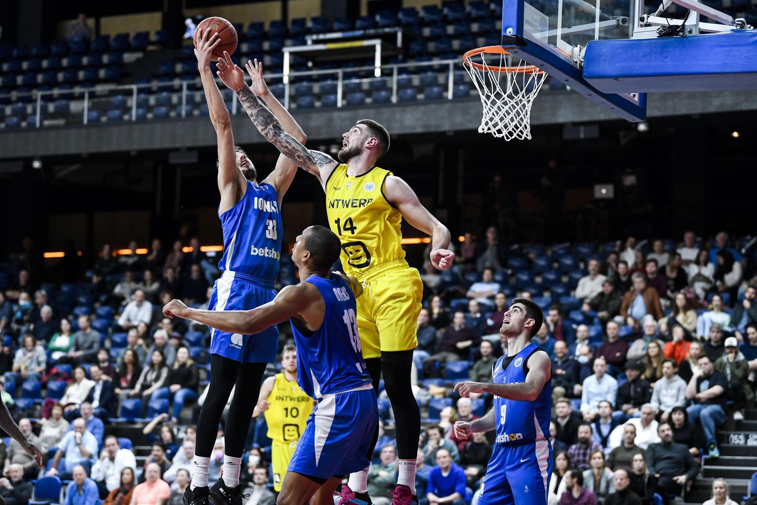 Giants Antwerp geeft zege uit handen tegen Ionikos, maar houdt