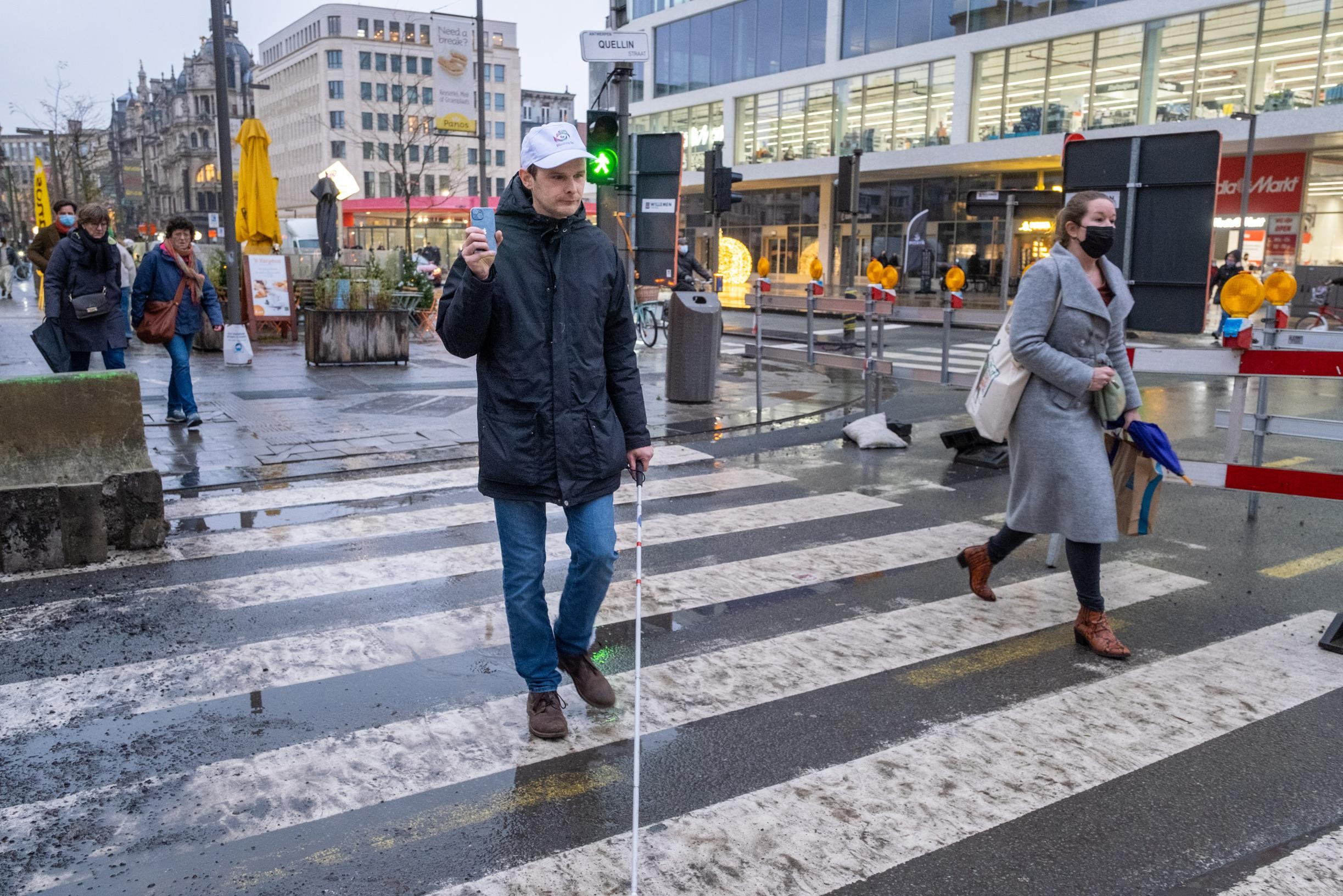 Oko app from Antwerp start-up helps blind people cross the road safely (Antwerp)