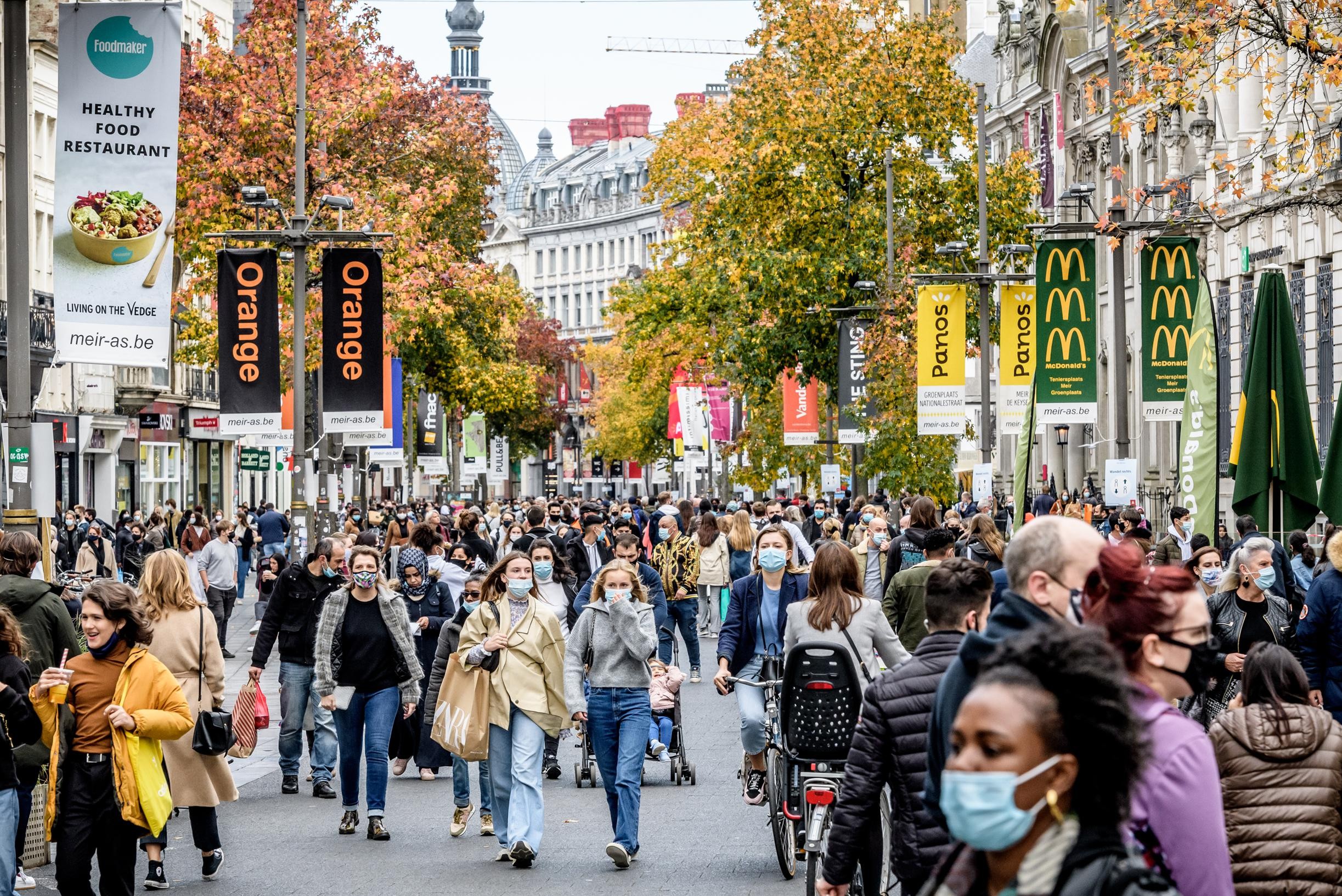 Walking over the heads during Christmas shopping: is it safe?  Even now everything closes in the Netherlands?