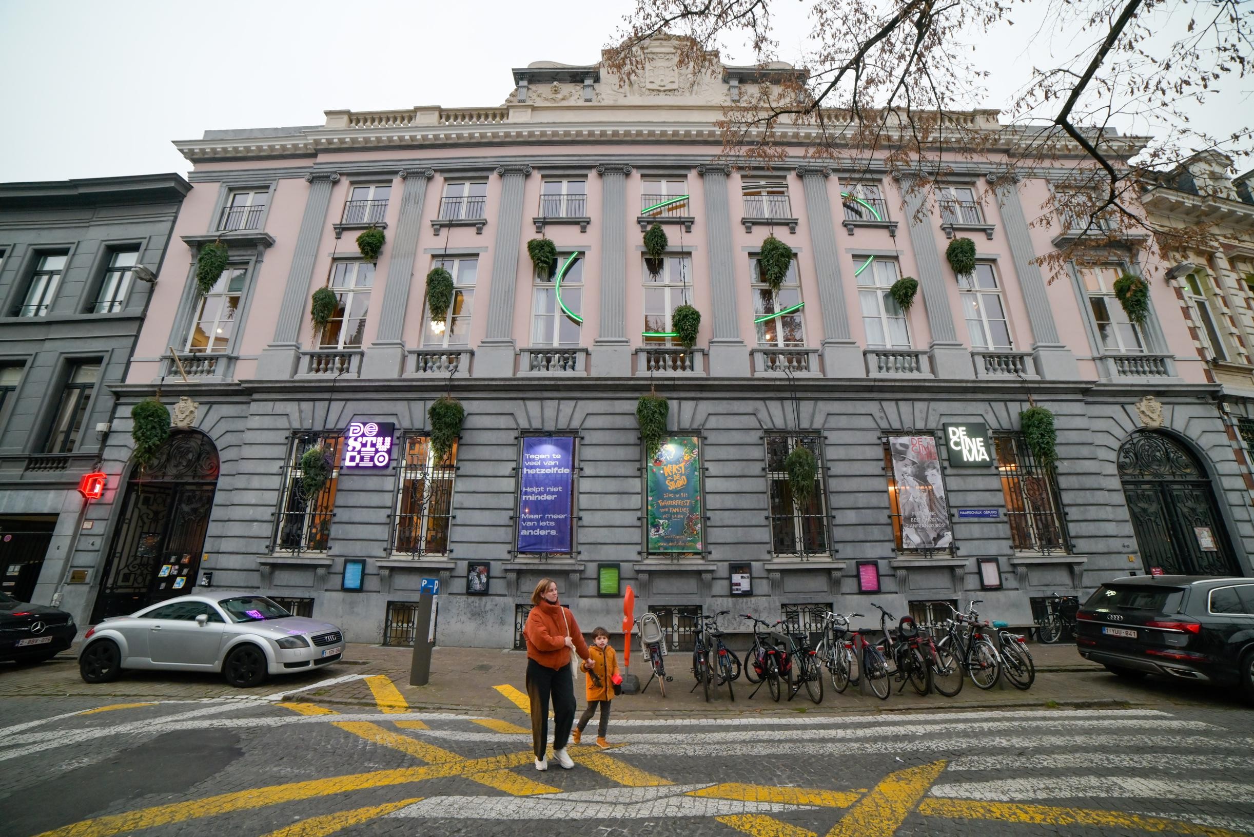 De Studio hangt kerstbomen omgekeerd op als statement: “We voelen ons aan de  strop gehangen door het Overlegcomité” (Antwerpen) | Gazet van Antwerpen  Mobile