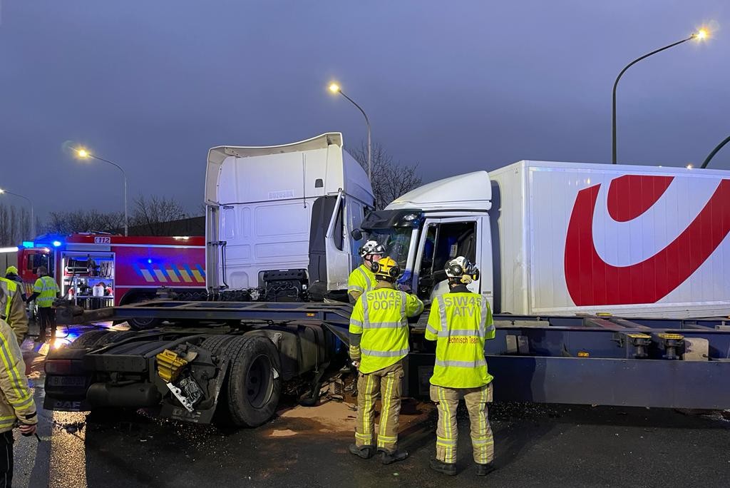 Accident with trucks on Noorderlaan in Antwerp: driver seriously injured (Antwerp)