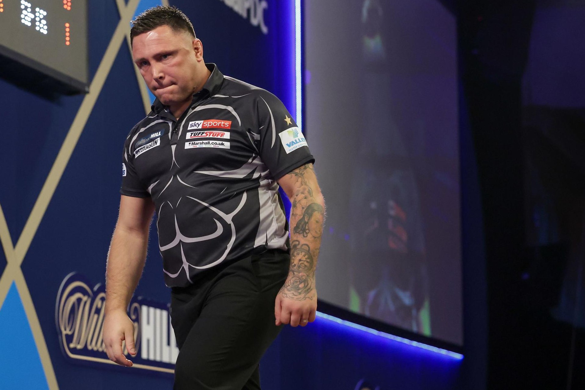 WK DARTS. Titelverdediger Gerwyn Price gooit 9darter maar is